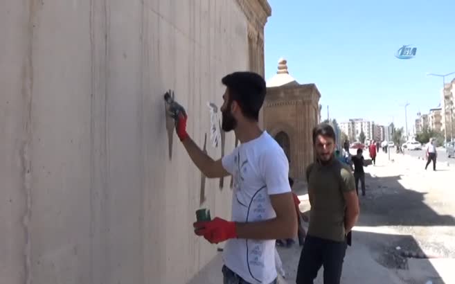 Beton bariyerleri sanat eserine dönüştürdüler