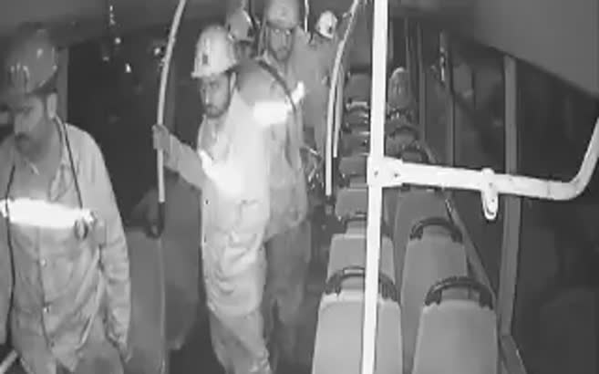 Koltuklar kirlenmesin diye ayakta yolculuk yaptılar