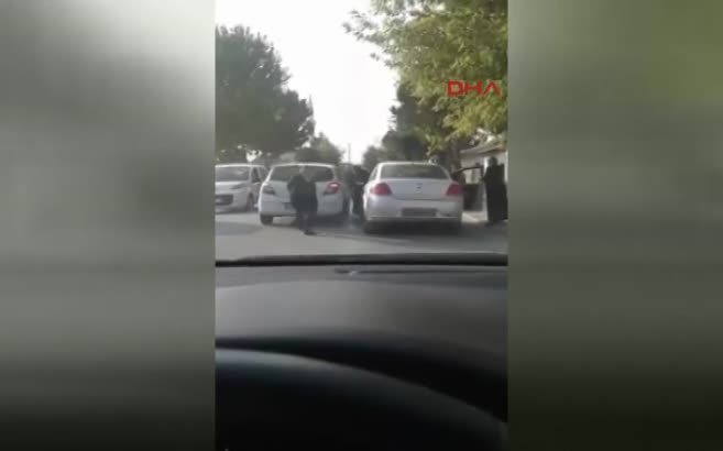 Kadın sürücü, trafikte tartıştığı erkek sürücüye plakayla saldırdı
