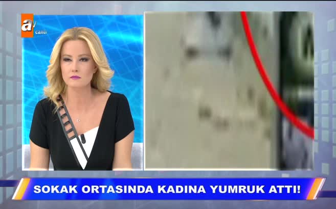 Sokak ortasında kadına yumruk attı
