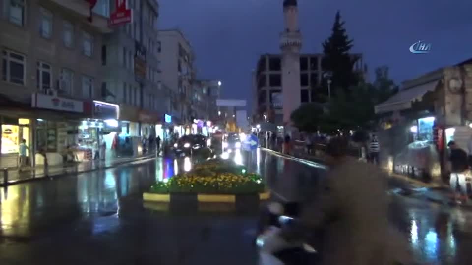 108 gün sonra gelen yağmur sürücülere zor anlar yaşattı