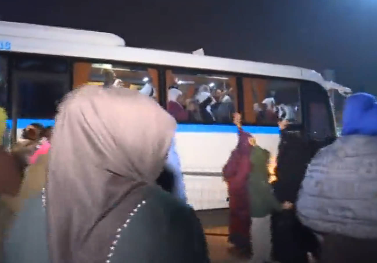 Umre'den dönen Roman vatandaşlar dualarla karşılandı