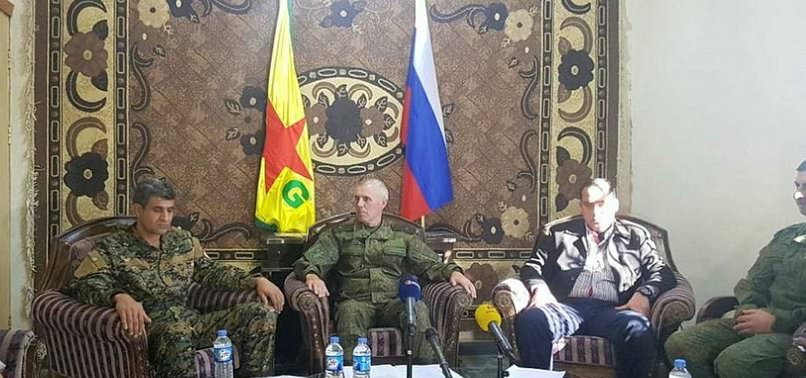 YPG paçavrası ve Rus bayrağı yan yana!