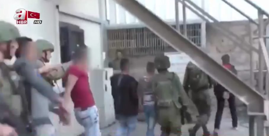 İsrail askerleri Filistinli çocukları kafese kilitledi!