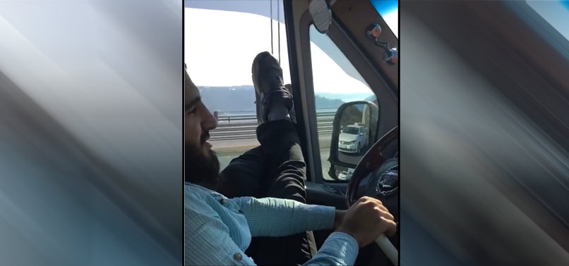 Minibüsü sopayla kullanan sürücü yakalandı