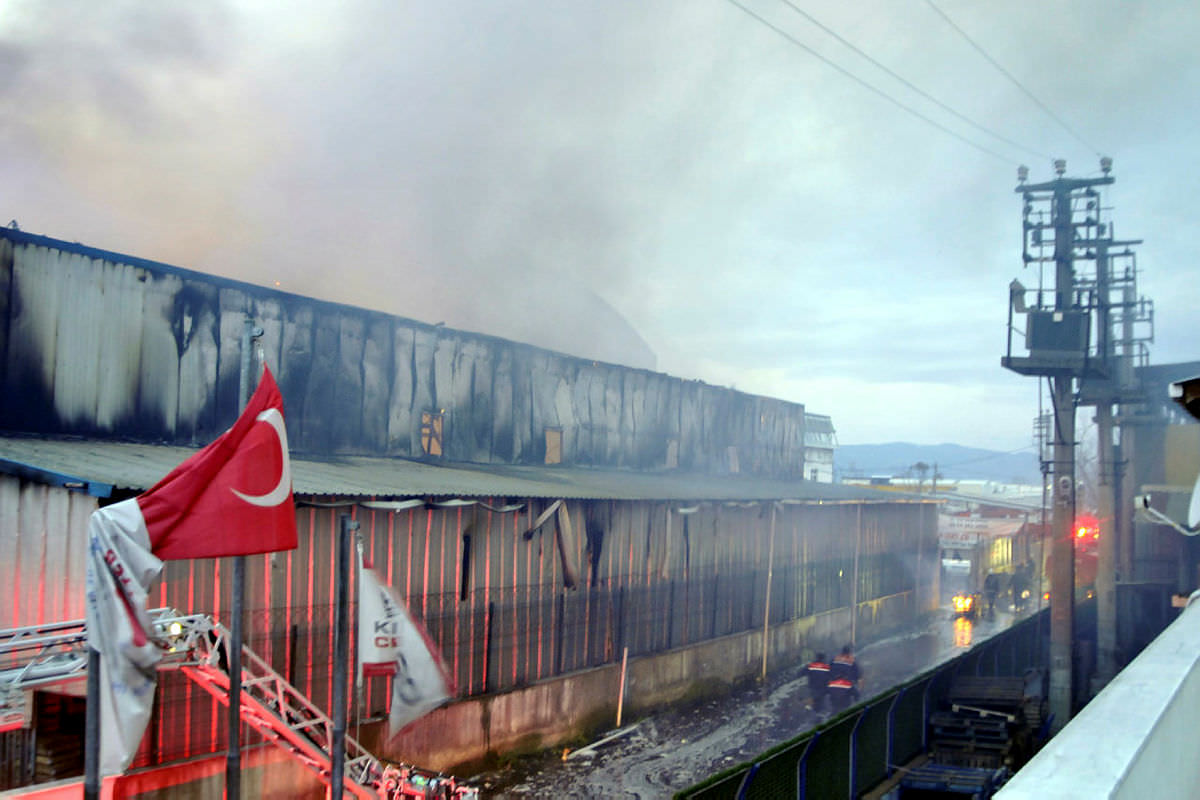 Kocaeli'de kağıt fabrikasında yangın