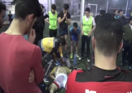 Beden eğitimi öğretmeni halı saha maçında kalbine yenildi