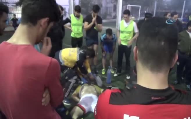 Beden eğitimi öğretmeni halı saha maçında kalbine yenildi