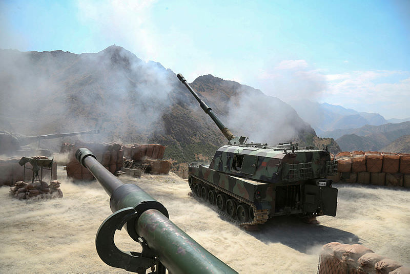 Mehmetçik Afrin kırsalındaki PYD mevzilerini vurdu!