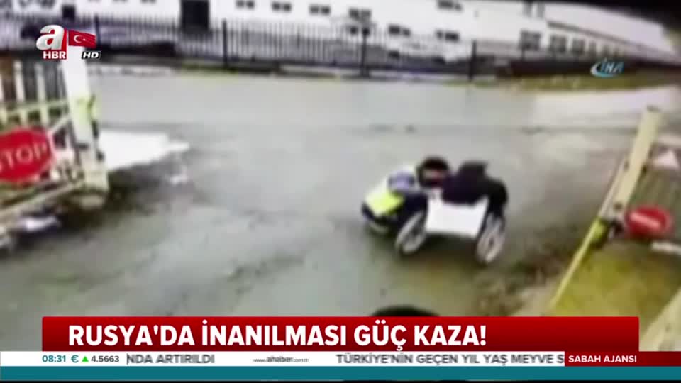 Engelliye yardım eden işçiye araba çarptı