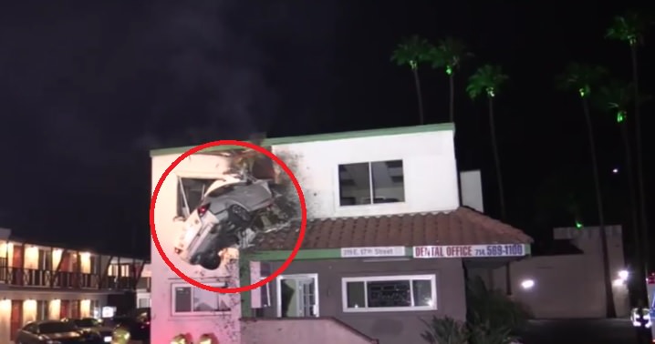 Akılalmaz kaza! Otomobil ikinci kata saplandı