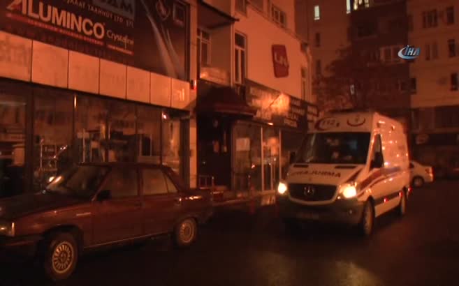 Tartıştığı babasını boğazını keserek öldürdü