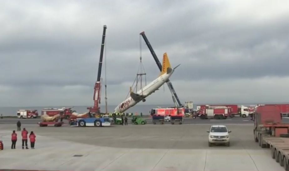 Trabzon’da pistten çıkıp çamura saplanan uçak 11 saatte çıkarıldı