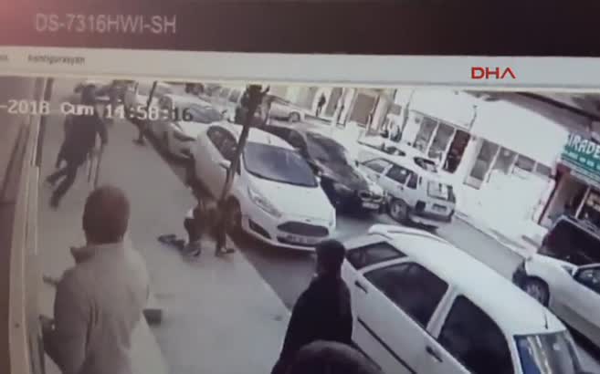 500 bin liralık dövizi yatırmak için bankaya girerken kapkaça uğradı