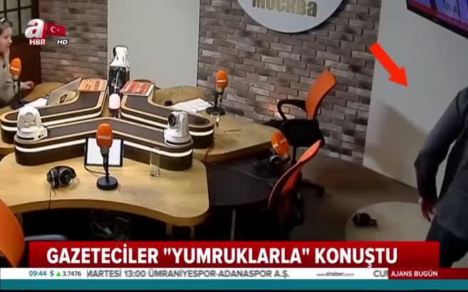 Gazeteciler canlı yayından yumruk yumruğa girdi!