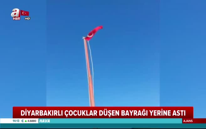 Diyarbakırlı çocuklar düşen bayrağı yerine astı