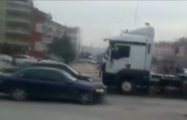 Kızgın TIR sürücüsü dehşet saçtı! O anlar kamerada