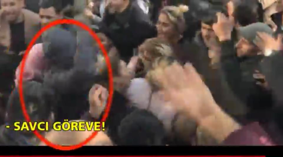 Eylem sırasında makaslı saldırı!
