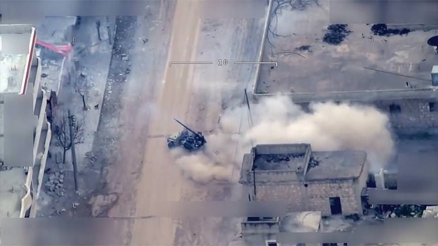 Sivil kıyafetli YPG'li teröristler evlerin arasından saldırıyor