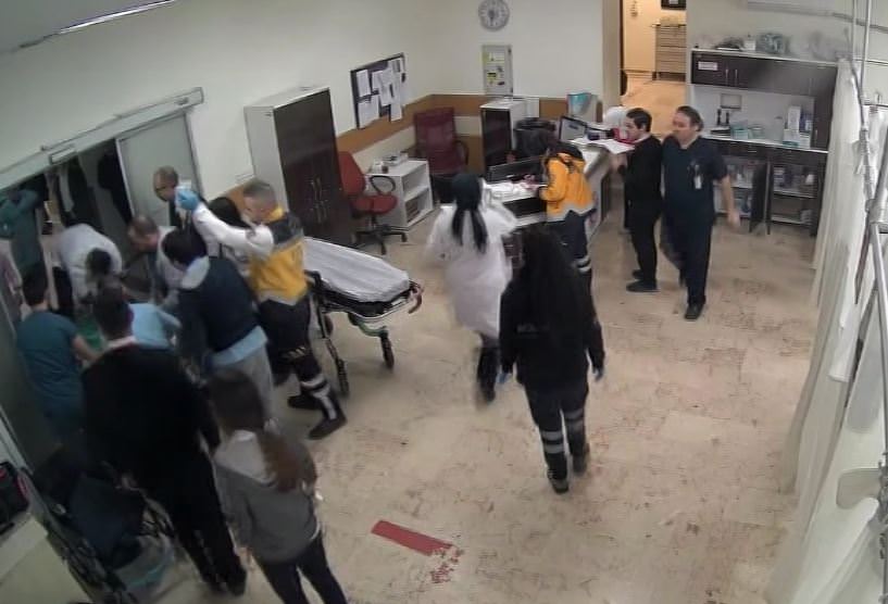 Kalp masajı yaparak ameliyata götürdü