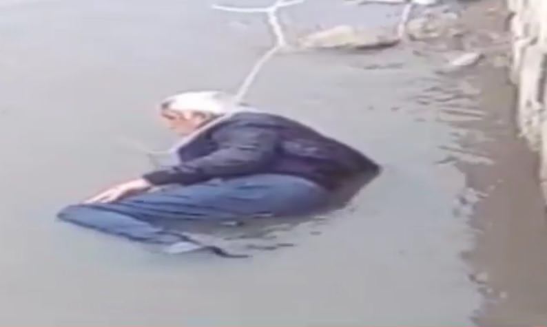 Görme engelli yaşlı adam su kanalına düştü