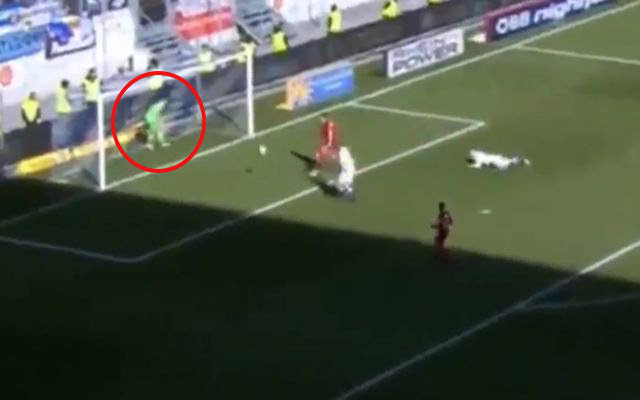 Duisburg kalecisi su içerken gol yedi