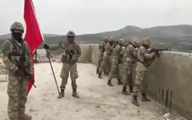 Türk bayrağı Raco semalarına dikildi! Mehmetçik Afrin için söz verdi