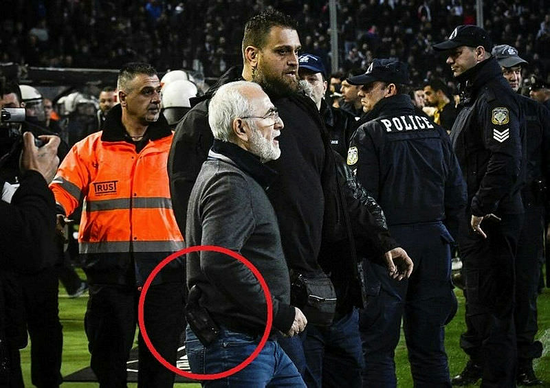 PAOK-AEK maçında gergin anlar: Kulüp başkanı silahla sahaya girdi!