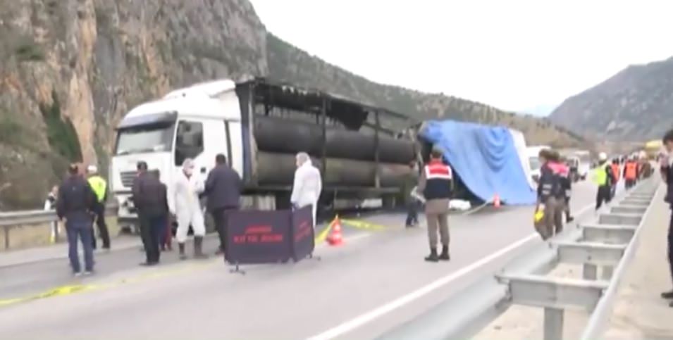 Yolcu otobüsü TIR'a çarptı! 10 kişi hayatını kaybetti