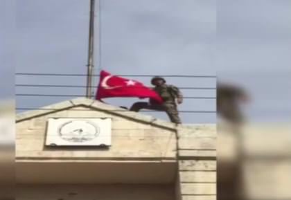 Afrin kent merkezine Türk bayrağı dikildi