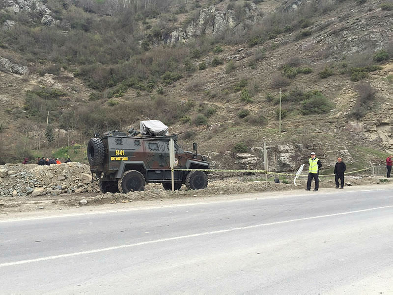 Trabzon'da polis aracı dereye uçtu