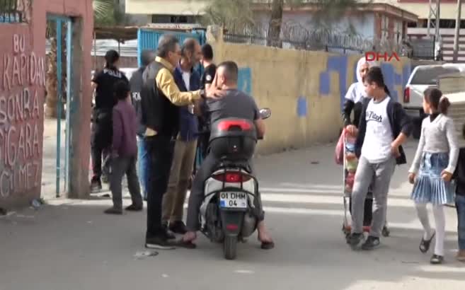 Ortaokul öğrencisi boğazından bıçaklanarak öldürüldü