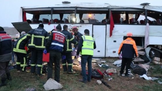 Yolcu otobüsü devrildi! Ölü ve yaralılar var