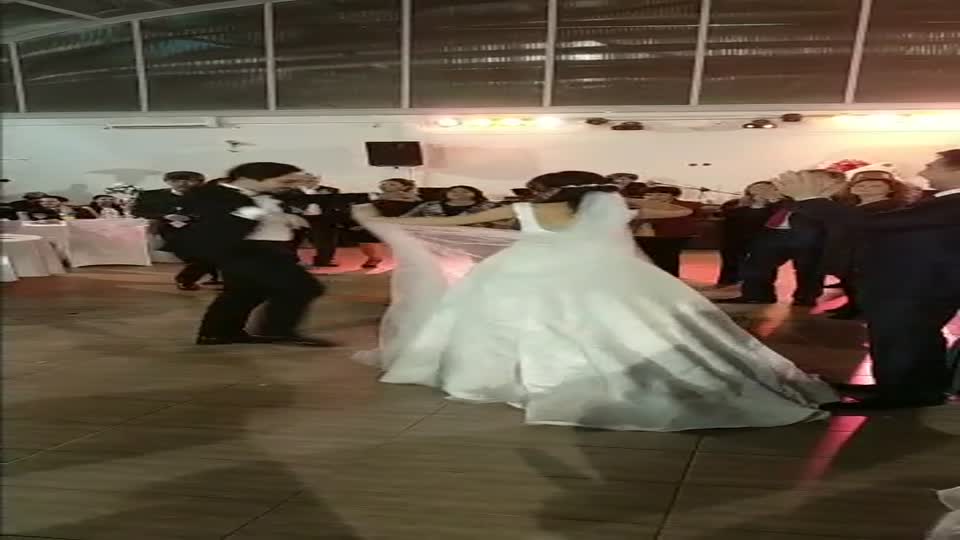 Gelin ve Damattan mükemmel Özbek dansı