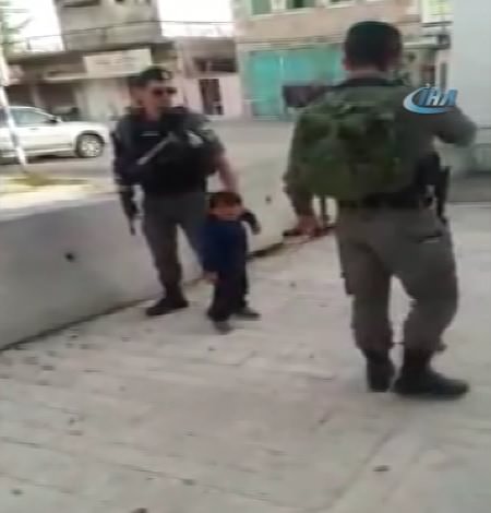 İsrail askerinden 3 yaşındaki çocuğa müdahale