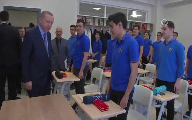 Cumhurbaşkanı Erdoğan'ı gören öğrenciler gözyaşlarına boğuldu