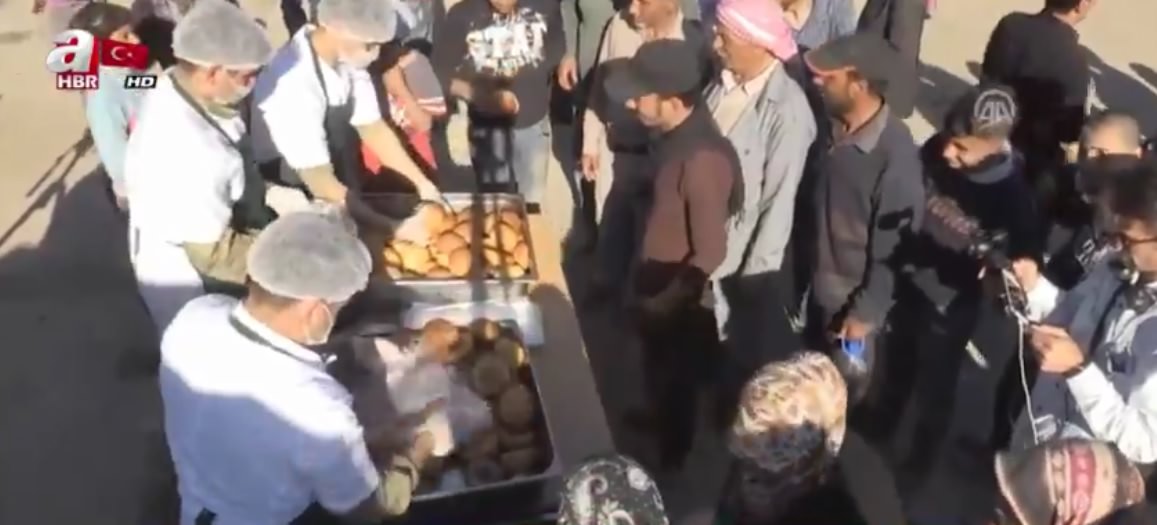Mehmetçik’ten Afrin halkına sıcak ekmek