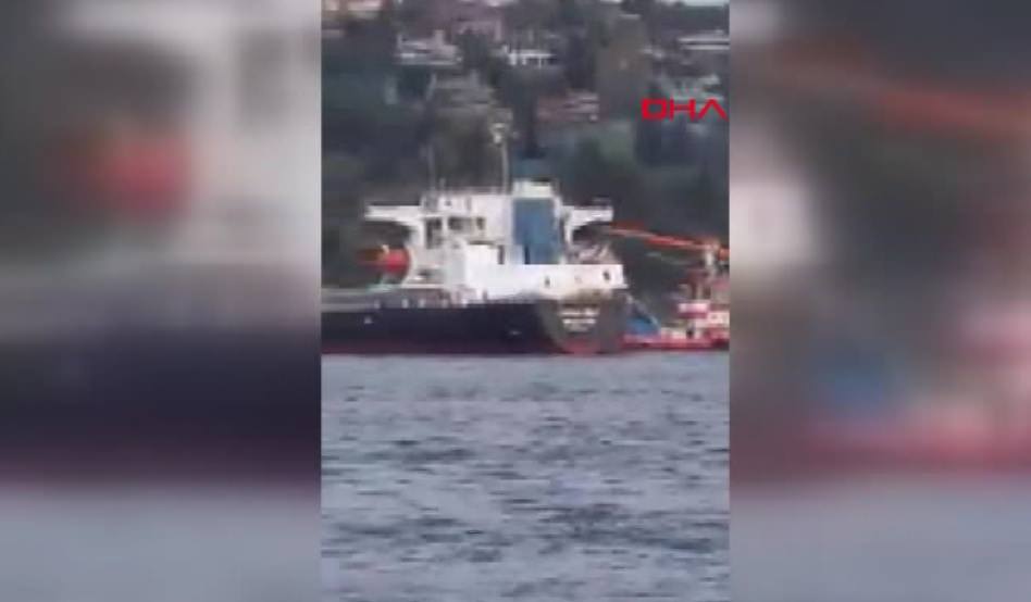Dev gemi İstanbul Boğazı'nda yalıya çarptı