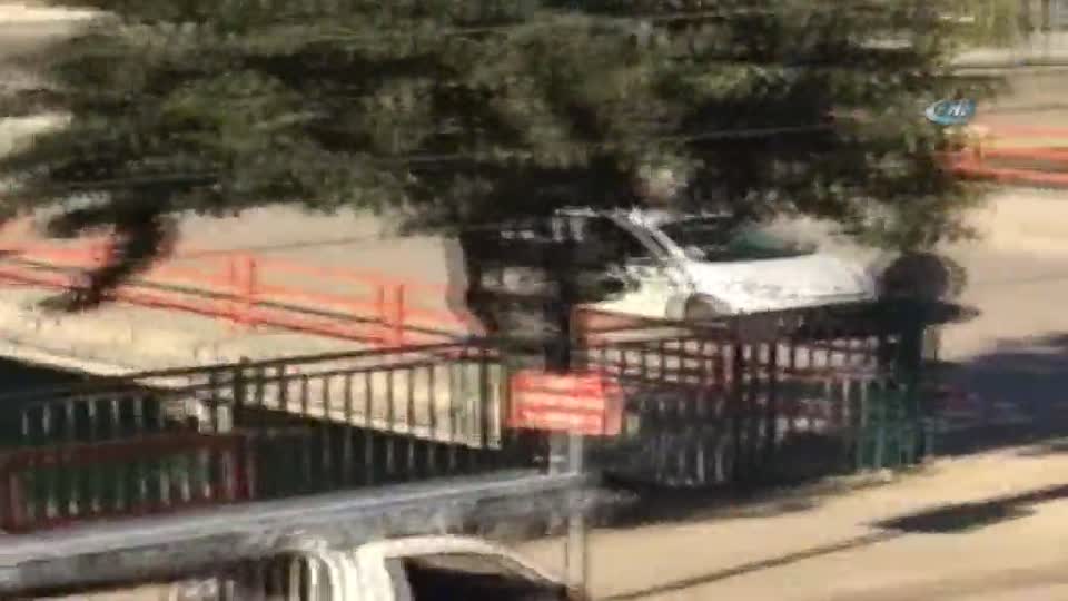 Karayolunda yasak diye at arabalarıyla su kanalında böyle ilerlediler