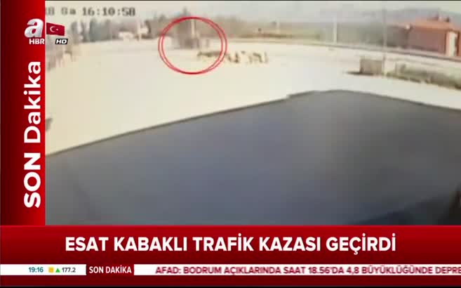 Esat Kabaklı trafik kazası geçirdi!