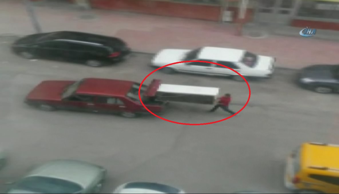 Buzdolabını otomobilin bagajında böyle taşıdılar